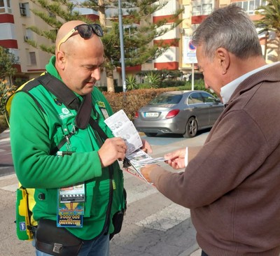 Salvador Mármol con un cliente