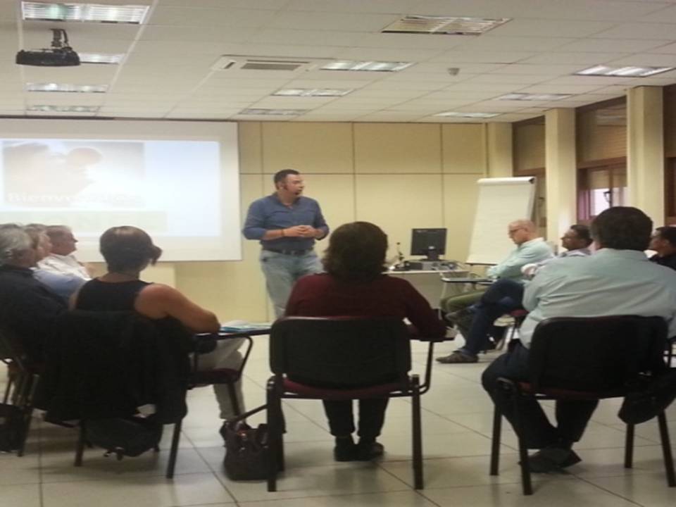 Profesor y alumnos dando clase