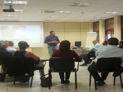 Profesor y alumnos dando clase