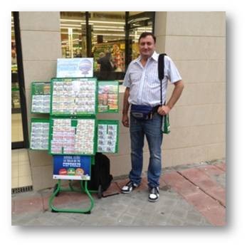 Fotografía de Carlos Jiménez del Fresno junto al expositor A4 con productos ONCE expuestos