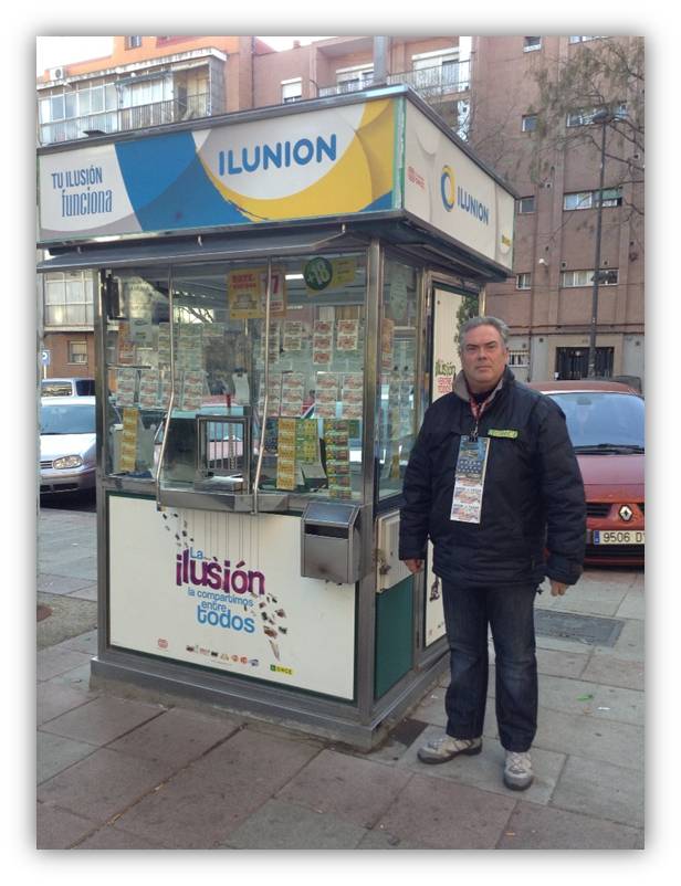 Fotografía de Carlos Uriel junto al Kiosco donde ejerce la venta