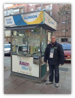 Fotografía de Carlos Uriel junto al Kiosco donde ejerce la venta