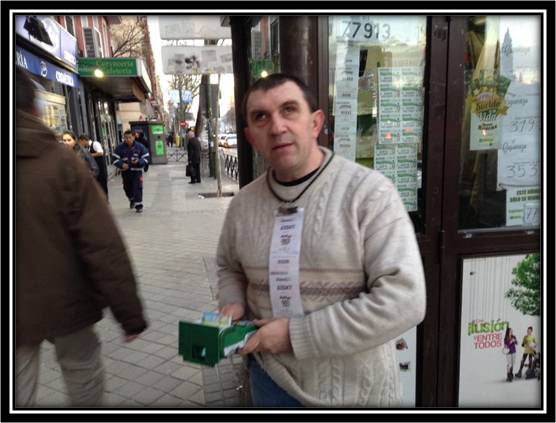 Fotografía de Marcelino Monguía junto al kiopsco donde ejerce la venta
