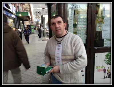 Fotografía de Marcelino Monguía junto al kiopsco donde ejerce la venta