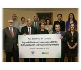 Fotografía de familia de la entrega del II Certamen de Juego Responsable 