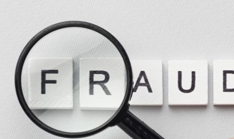una lupa sobre la palabra fraude