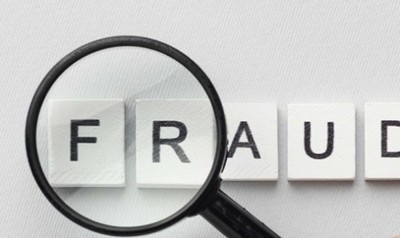 una lupa sobre la palabra fraude