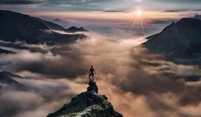 Hombre sobre la cima de una montaña