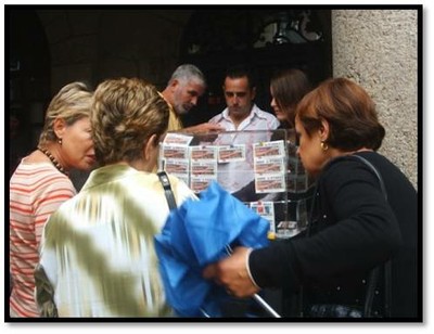 Imagen de clientes comprando productos ONCE a un agente-vendedor