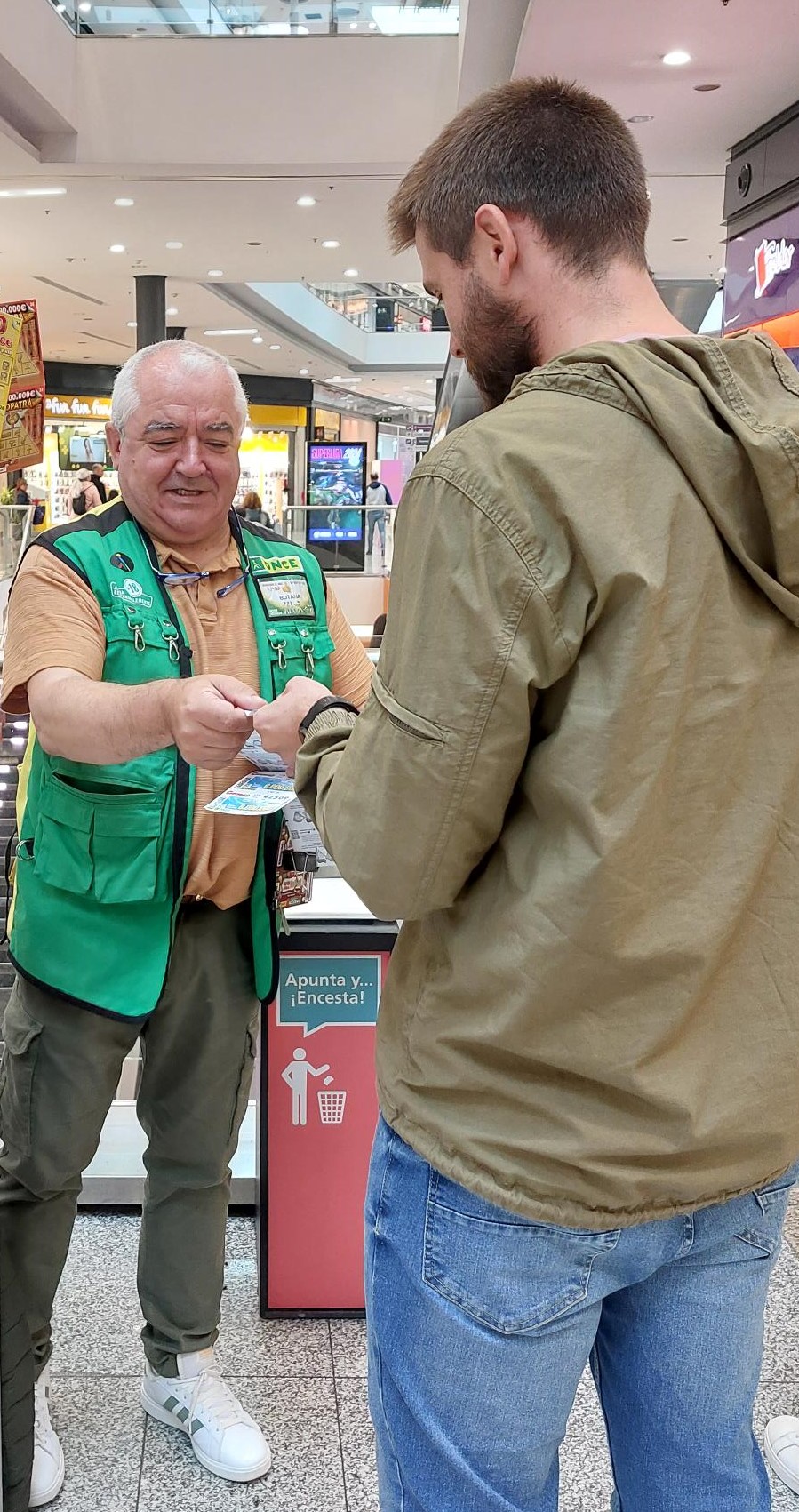 José Botana, atendiendo a un cliente.