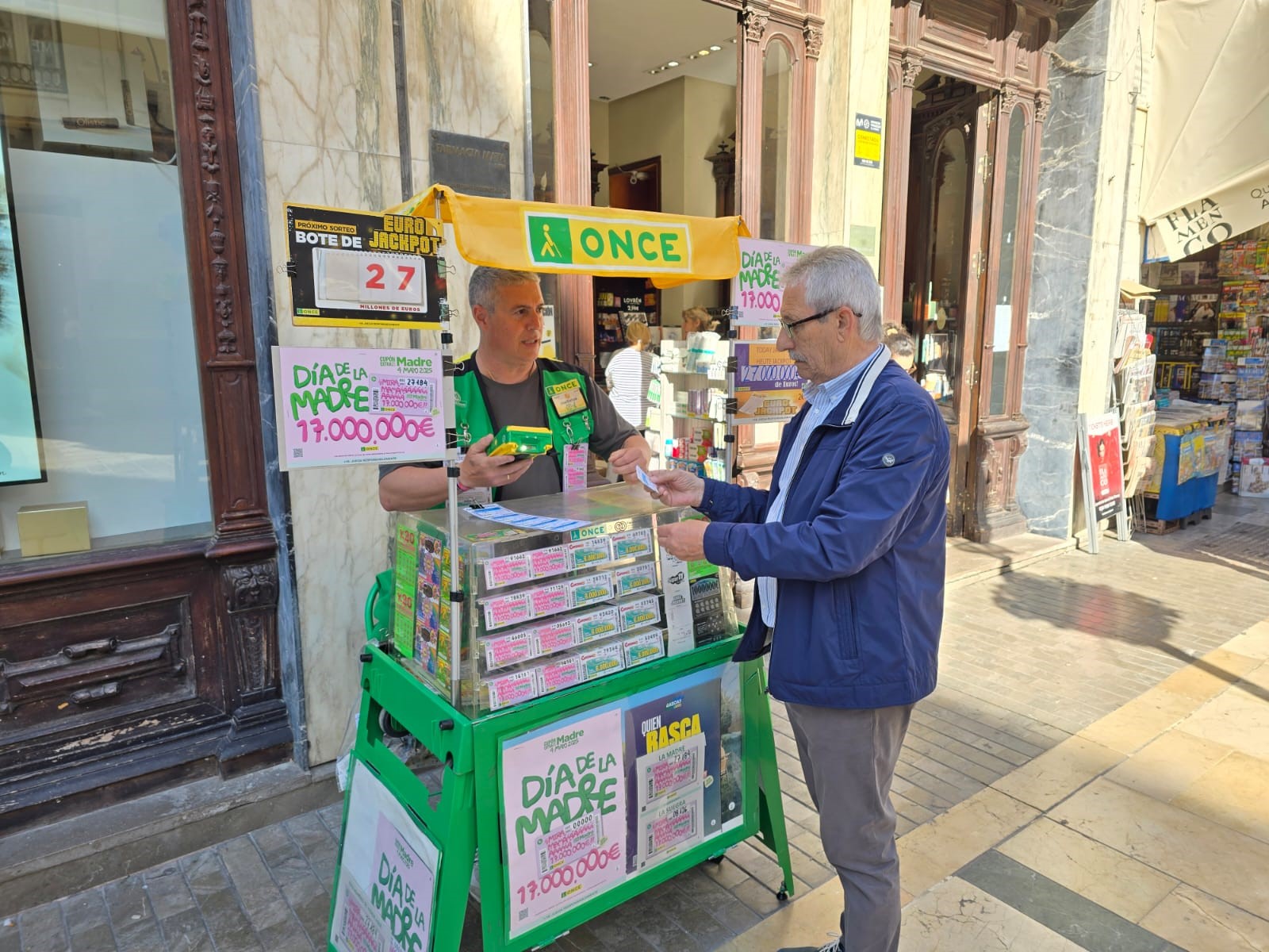 José Enrique con su expositor
