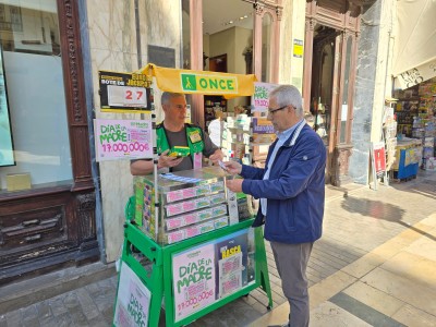 José Enrique con su expositor
