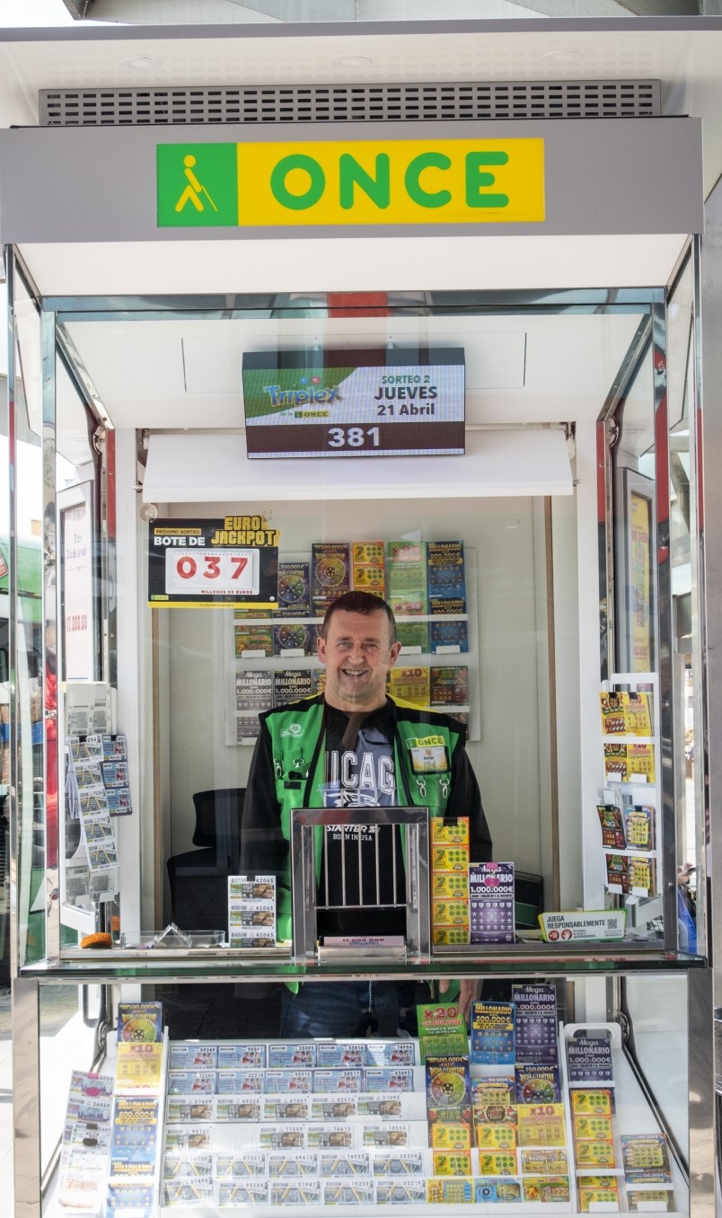 un vendedor de la ONCE en su kiosco 
