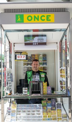 un vendedor de la ONCE en su kiosco 