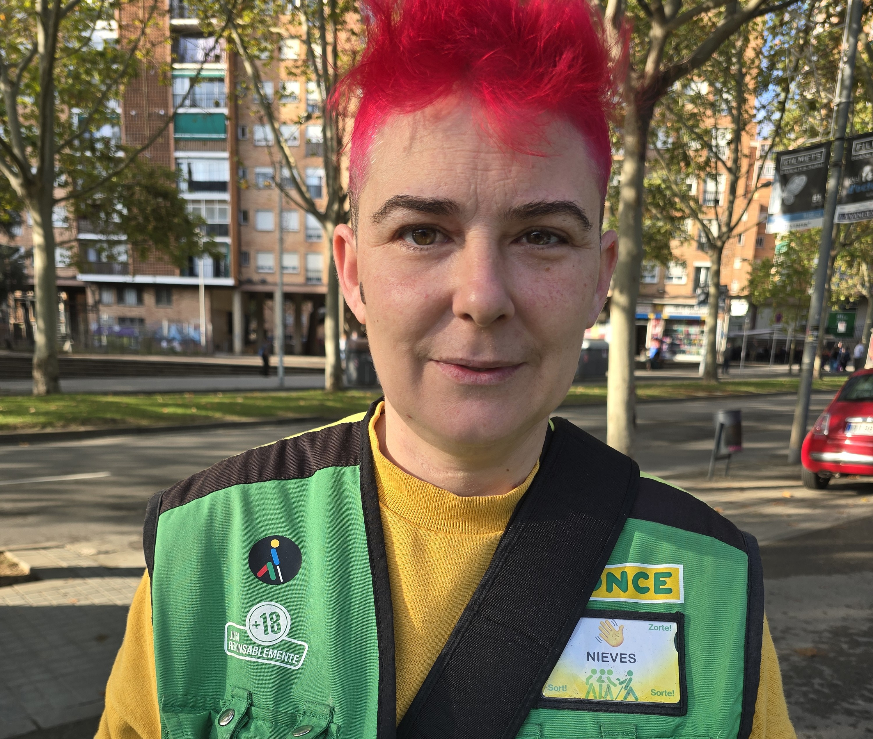 primer plano de Nieves con chaleco y tarjeta identificativa de ONCE