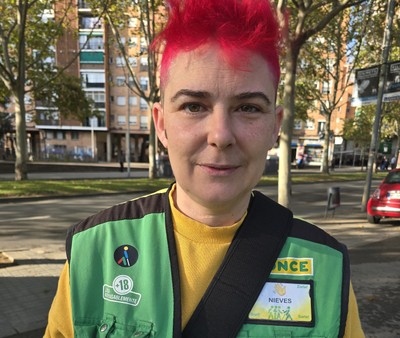 primer plano de Nieves con chaleco y tarjeta identificativa de ONCE