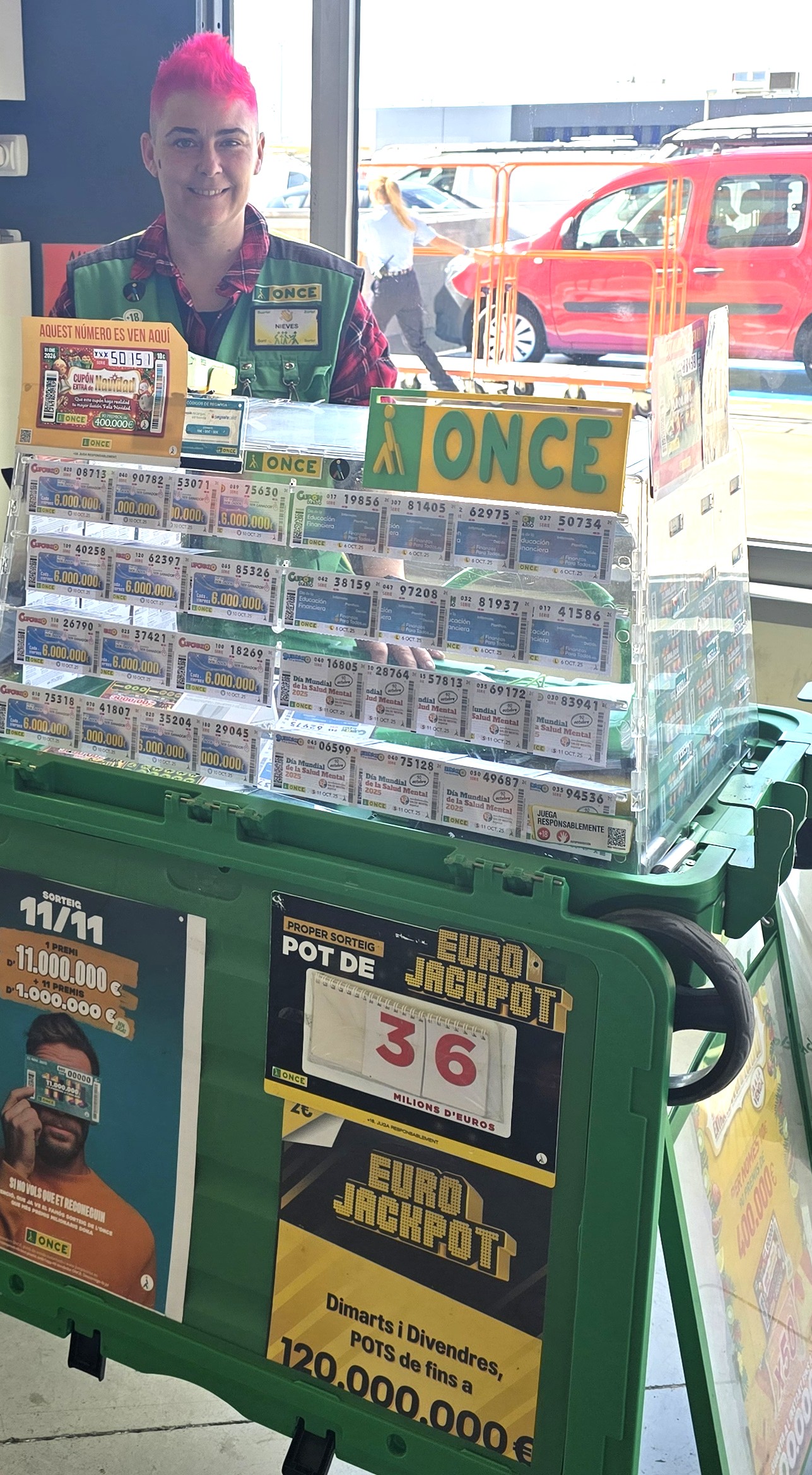 Nieves con su expositor