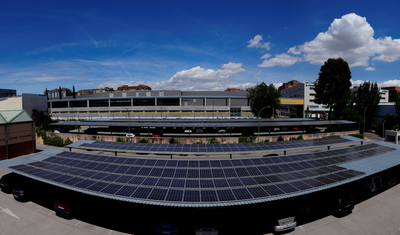 Vista de los paneles solares colocados en el centro de la ONCE
