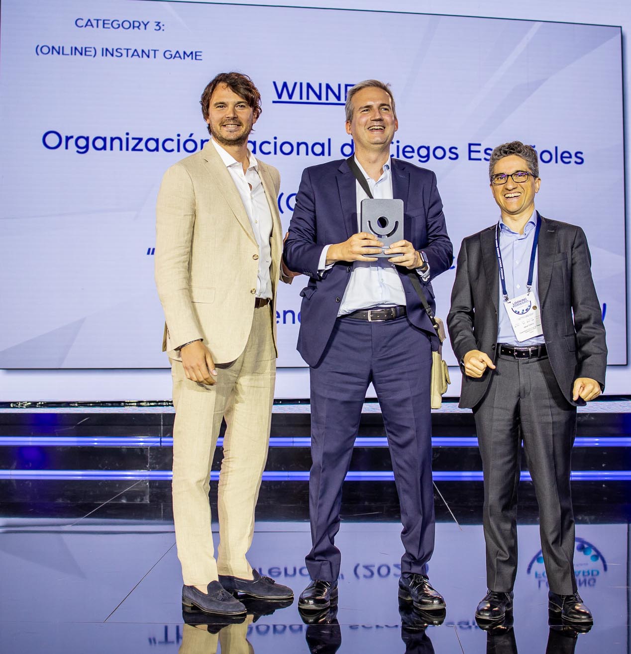 Alfonso Galiano y Óscar Castro, recogiendo el premio en representación de la ONCE