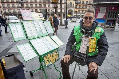 Vendedor ONCE con su expositor