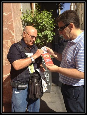 Fotografía de Diego Campos Martin realizando una venta del producto SuperONCE
