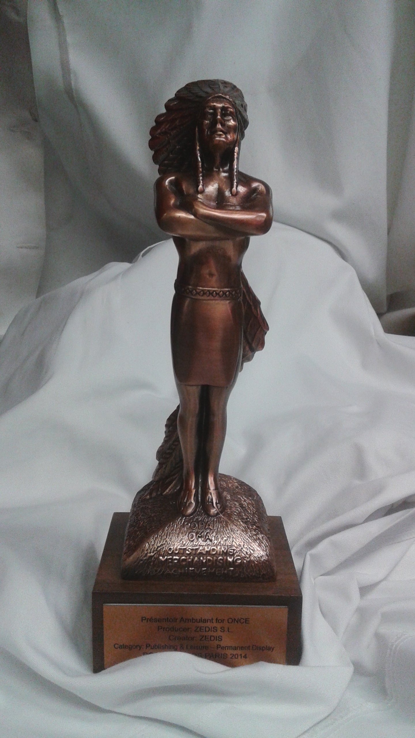 Fotografía de la estatuilla entregada en el premio POPAI