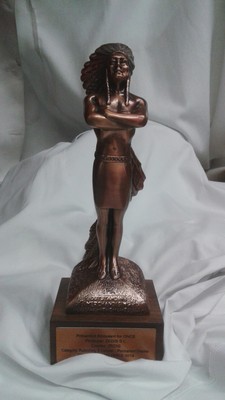 Fotografía de la estatuilla entregada en el premio POPAI