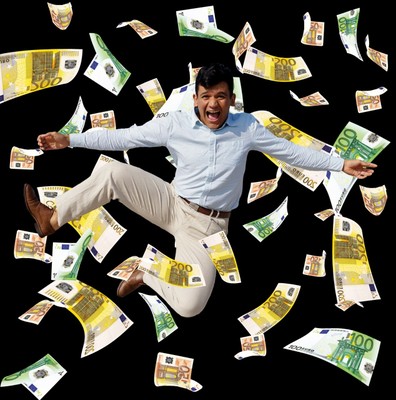 Un hombre saltando rodeado de euros