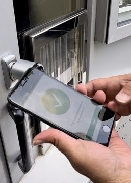 Móvil abriendo una cerradura