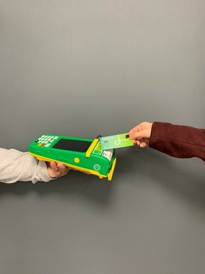 pagando con tarjeta en un TPV