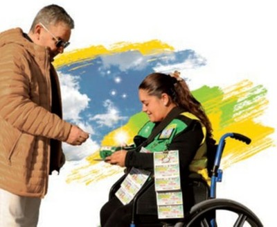 Vendedora de la ONCE con un cliente